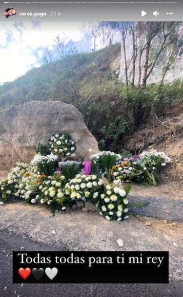 Novia de Octavio Ocaña llena de flores el lugar donde murió