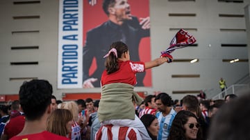 Aficionados del Atlético en el exterior del estadio en un Atlético-Real Madrid.