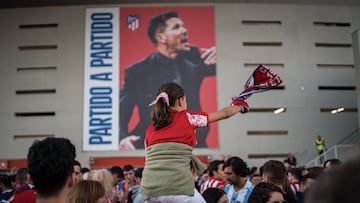 Aficionados del Atlético en los alrededores del estadio Civitas Metropolitano