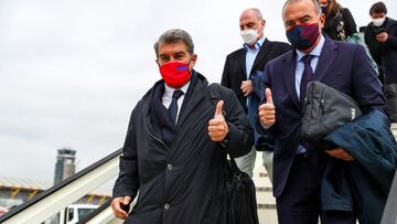 12/04/21   JOAN LAPORTA PRESIDENTE DEL BARCELONA  KOEMAN EN AL AVION VIAJE
 PUBLICADA 13/04/21 NA MA12 1COL