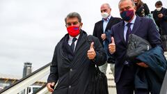 12/04/21   JOAN LAPORTA PRESIDENTE DEL BARCELONA  KOEMAN EN AL AVION VIAJE
 PUBLICADA 13/04/21 NA MA12 1COL