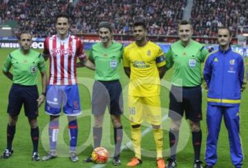 Sporting de Gijón-Las Palmas. El árbitro Alberto Undiano Mallenco, arropado por los capitanes de ambos equipos, Bernardo y Aythami, los asistentes, Roberto Díaz Pérez Del Palomar y Jesús Zancada Lobato, y el cuarto árbitro Luis Collado López