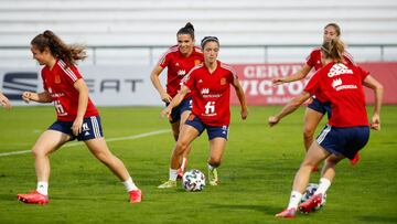 Las jugadoras se entrenan en Cáceres, antes del partido de hoy ante Marruecos.