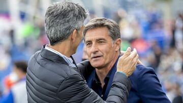 Míchel saluda a Imanol antes del partido que enfrentó al Getafe y la Real Sociedad.