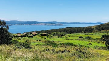 Un pueblo abandonado en la costa de Galicia se vende por 150.000 euros