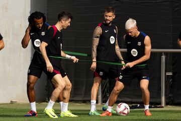 Robert Lewandowski, Iñigo Martínez y Dani Olmo durante el entrenamiento. 
 