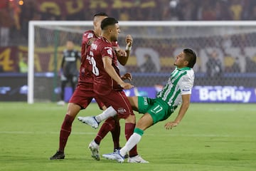 AMDEP1949. IBAGUÉ (COLOMBIA), 26/06/2022.- Rodrigo Ureña (i) del Tolima discute con Yeison Guzmán de Nacional hoy, en el partido de la final de la Primera División de fútbol colombiano entre Deportes Tolima y Atlético Nacional en el estadio Manuel Murillo Toro en Ibagué (Colombia). EFE/Mauricio Dueñas Castañeda
