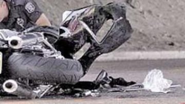 <b>MOTO DESTROZADA. </b>Un policía examina la Suzuki Hayabusa con la que Roethlisberger se estrelló.