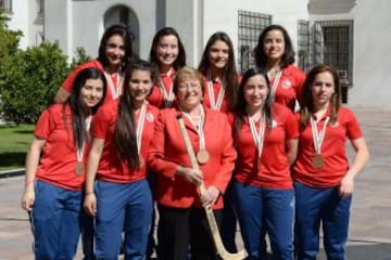 La Presidenta junto a las jugadoras que lograron el bronce.