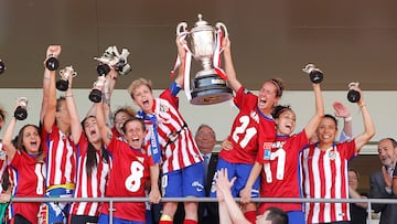 El equipo madrileño tiene dos Copas de la Reina, la conquistada en 2016 y 2023. En la foto, el equipo rojiblanco levantando su primera Copa. 

 