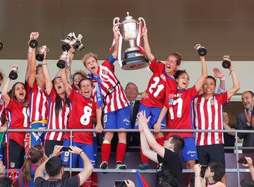 El equipo madrileño tiene dos Copas de la Reina, la conquistada en 2016 y 2023. En la foto, el equipo rojiblanco levantando su primera Copa. 

 