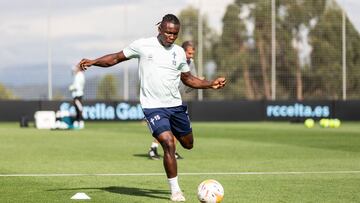 El central ghan&eacute;s Joseph Aidoo se dispone a golpear el bal&oacute;n durante un entrenamiento del Celta.