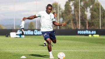 El central ghan&eacute;s Joseph Aidoo se dispone a golpear el bal&oacute;n durante un entrenamiento del Celta.