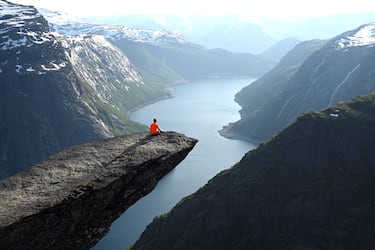 Una de las formaciones rocosas más espectaculares e icónicas de Noruega, situada en el municipio de Ullensvang, en el condado de Vestland. Significa "La lengua del Troll" en noruego.