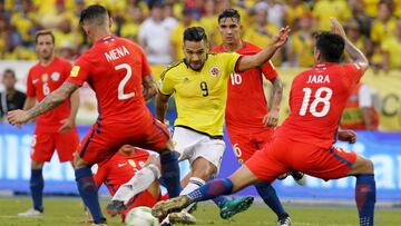 Radamel Falcao Garc&iacute;a en un partido de la Selecci&oacute;n Colombia ante Chile por Eliminatorias 