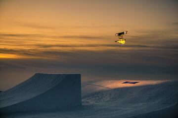 Sesión de saltos al atardecer en el Snowpark Sulayr, en Sierra Nevada, durante el Día de Andalucía 2019.