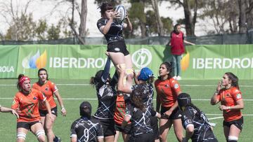 Una jugadora del CRAT gana una touch.