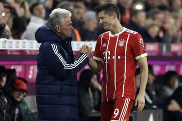 Bayern down 10-man Leipzig to top Bundesliga