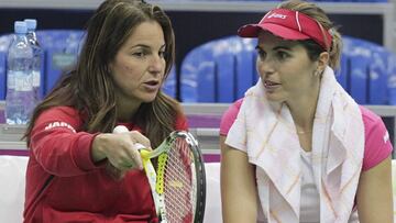 Arantxa S&aacute;nchez Vicario da instrucciones a la tenista Mar&iacute;a Jos&eacute; Mart&iacute;nez S&aacute;nchez durante un entrenamiento del equipo espa&ntilde;ol de Copa Federaci&oacute;n en Mosc&uacute; (Rusia).