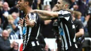 Ayoze P&eacute;rez celebr&oacute; as&iacute; su gol al Liverpool.