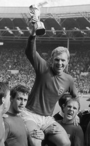 Defensa inglés de gran calidad técnica y conocido por su limpieza en el juego, rara vez fue amonestado. Toda su carrera jugó en el West Ham United en el que fue capitán durante 10 años. Fue internacional más de 90 veces con Inglaterra y como capitán levantó la Copa del Mundo de 1966 (en la imagen).