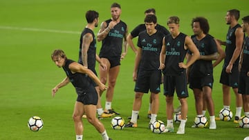 Real Madrid players take part in a training session at Hard Rock Stadium in Miami, Florida, on July 28, 2017, one day before their International Champions Cup friendly match against Barcelona. / AFP PHOTO / HECTOR RETAMAL