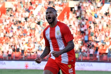 Luis Suárez, celebrando el 1-0 del Almería al Burgos.