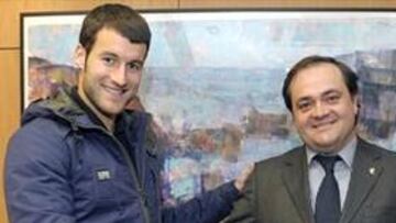 Agirretxe renueva hasta 2015