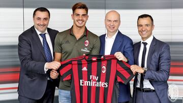 André Silva es presentado junto a Marco Fassone, Jorge Mendes y Massimiliano Mirabelli.
