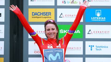 Annemiek van Vleuten, en el podio de Colindres.