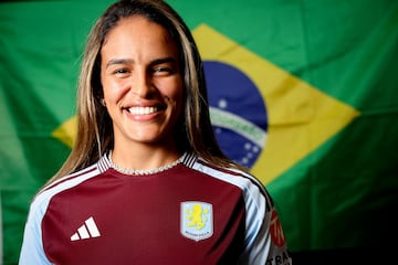 Gabi Nunes posa con la camiseta del Aston Villa tras ser traspasada por el Levante.