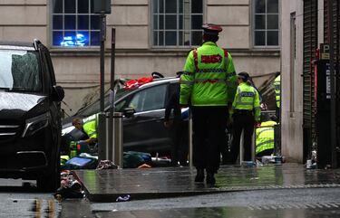 Un vehículo arremete contra aficionados del conjunto Red en el centro de la ciudad de Liverpool en la celebración del título de liga.