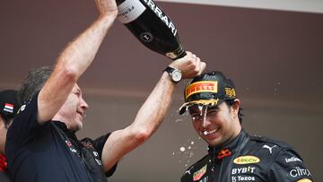 Christian Horner baña de champagne a Checo Pérez después de ganar el Gran Premio de Mónaco.