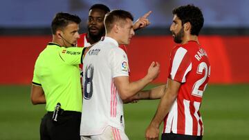 GRAF6121. MADRID, 15/12/2020.- El colegiado Gil Manzano tras expulsar al centrocampista del Athletic de Bilbao, Raúl García (d), por una entrada realizada sobre el jugador alemán del Real Madrid, Toni Kroos (c), durante el encuentro c