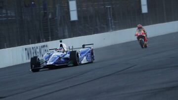 Takuma Sato con el Indycar de la indy 500 y Marc Márquez con su MotoGP.