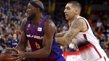 GRAF6236. BARCELONA, 27/12/2016.- El jugador del FC Barcelona Lassa Chris Singleton juega la pelota ante Nacho Martín (d), del Tecnyconta Zaragoza, durante el partido de la Liga Endesa de baloncesto disputado esta noche en el Palau Blaugrana, en Barcelona. EFE/Andreu Dalmau
