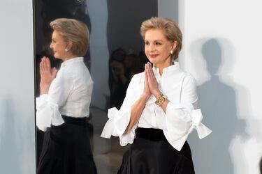 María Carolina Josefina Pacanins Niño (1939) más conocida como Carolina Herrera, es una empresaria y diseñadora de moda venezolana, quien fundó su propia marca homónima en 1980, siendo una de las casas de moda de mayor prestigio a nivel mundial. En 1969 se casó con el aristócrata venezolano Reinaldo Herrera (1934-2025) editor de la revista Vanity Fair, con quien tuvo dos hijas, Carolina Adriana y Patricia Cristina y de quien tomó su apellido. 