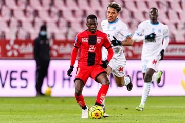 La carrera del senegals se resume como una monta?a rusa. De la cantera del Celta subi al primer equipo, dio el salto al Olympique de Lyon. Su aportacin no fue la esperada y, tras volver al equipo celeste, march al Dijon para jugar tambin un partido con el filial del equipo 'lyonnais'. Se fue al Aris de Salnica de Grecia y lo intent en el Elche donde no tuvo el favor de Beccacece. Entrena con el CD Marino a la espera de una oportunidad.