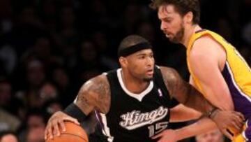 DeMarcus Cousins postea ante Pau Gasol en la temporada 2011-12.