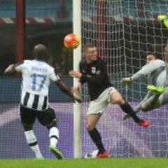 Armero marca gol y Bacca da asistencia en el 1-1 en San Siro