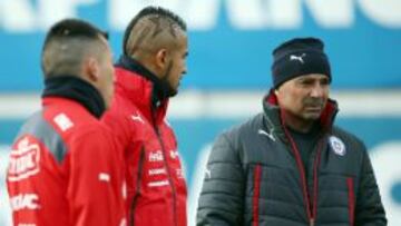 Sampaoli junto a Vidal y Medel en un entrenamiento de la Roja.