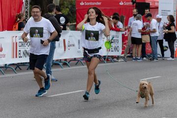 Una corredora particip en la carrera junto a su mascota.