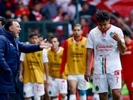 Chivas midfielder exits early against Toluca, raising concerns for Mexico coach Javier Aguirre ahead of key pre-World Cup friendlies.