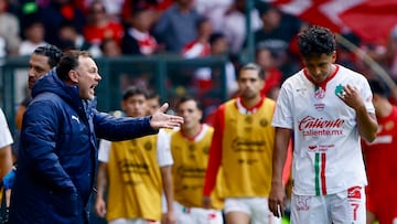 MEX5779. CIUDAD DE MÉXICO (MÉXICO), 28/02/2026.- El entrenador de Guadalajara, Gabriel Milito (i), da instrucciones Luis Romo este sábado, en un partido de la Liga MX entre Toluca y Guadalajara en el estadio Nemesio Diez, en Toluca (México). EFE/ Felipe Gutiérrez