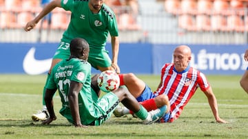 Víctor Mollejo pelea por un balón con el Atleti B.