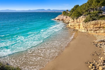 Muy cerca de Salou y rodeada de pinos.