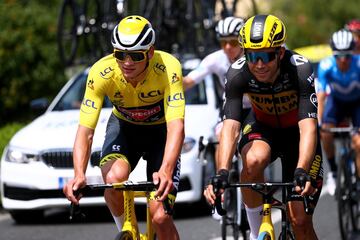 El duelo Mathieu van der Poel-Wout van Aert se traslada del ciclocross a la carretera. Los dos se midieron frente al mar del Norte, en clásicas, rondas de una semana y en la primera semana del Tour, con una escapada compartida espectacular. Y a ellos se suma Julian Alaphilippe para las citas de un día y finales en cuesta, como en la Strade o Tirreno. Los tres tenores, les definió L’Équipe. El francés dejó una imagen histórica con la consecución de su segundo arcoíris ante miles de flamencos, en tierra hostil. Igual que Sonny Colbrelli embarrado y tirado en el suelo nada más cruzar victorioso la meta del velódromo de Roubaix. Mark Cavendish empató a 34 etapas en el Tour con Eddy Merckx en Carcasona y Fabio Jakobsen venció otra vez en La Vuelta después de su grave accidente de 2020. Para mal, una aficionada tiró al pelotón en el inicio de la ronda gala por mirar a cámara con un cartel, y Superman se rebeló contra el Movistar y dejó La Vuelta a dos días del final cuando iba tercero. En resumen, un 2021 vibrante, en el que los aficionados regresaron a las cunetas y había muchas ganas de bicicletas.