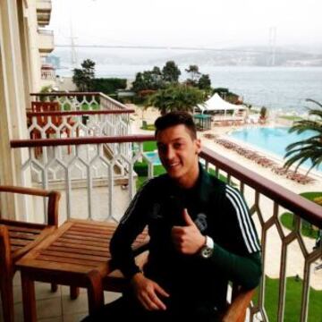 Mesut &Ouml;zil posa desde el hotel de Estambul.