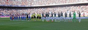 Saludos de ambos equipos desde el centro del campo. 