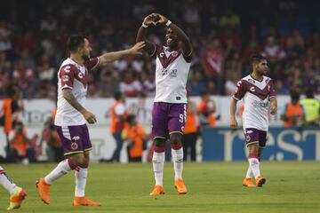 Veracruz sacó tres puntos de oro en sus complicadas aspiraciones por la salvación. Con la victoria 3-1 ante los rojinegros del Atlas, los ‘Escualos’ se quedaron a 8 puntos en la tabla de cocientes a falta de 15 puntos por disputar. Aunque luce poco probable que los pupilos de Guillermo Vázquez lo logres, todavía existe la esperanza de seguir sumando y esperar más tropiezos de Lobos BUAP para que siga habiendo futbol de primera división en el puerto. 